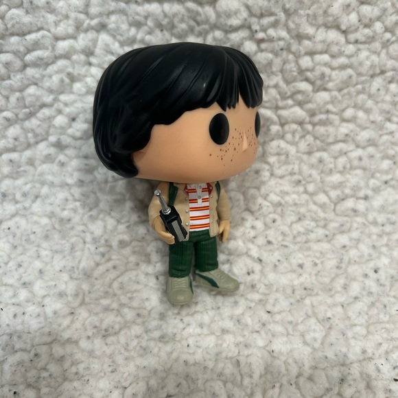 Funko POP! #423 Stranger Things Mike with Walkie Talkie - Picture 9 of 9